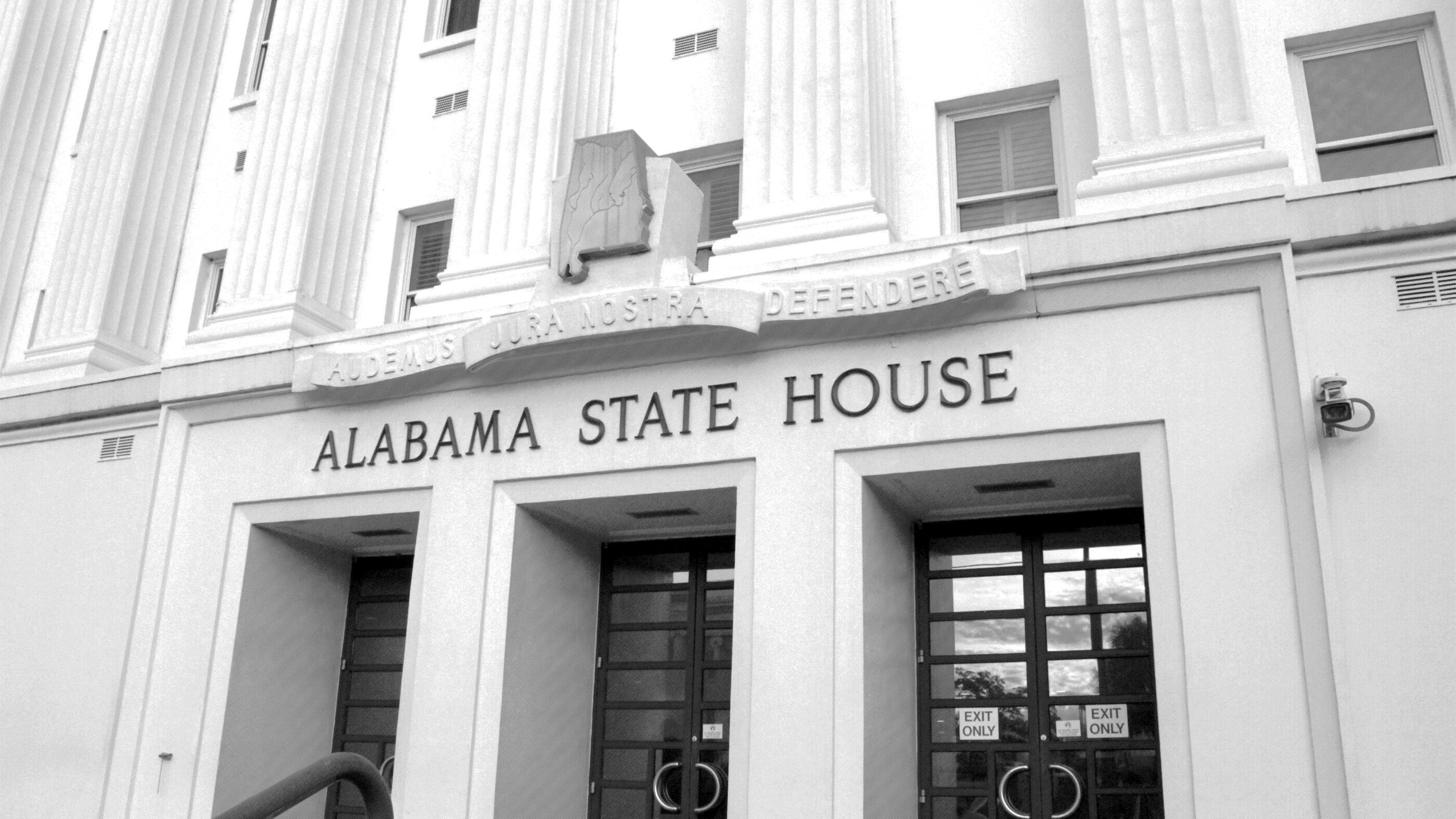 A picture of the Alabama Statehouse in black and white.