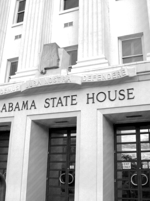 A picture of the Alabama Statehouse in black and white.