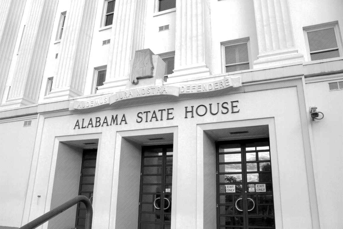 A picture of the Alabama Statehouse in black and white.